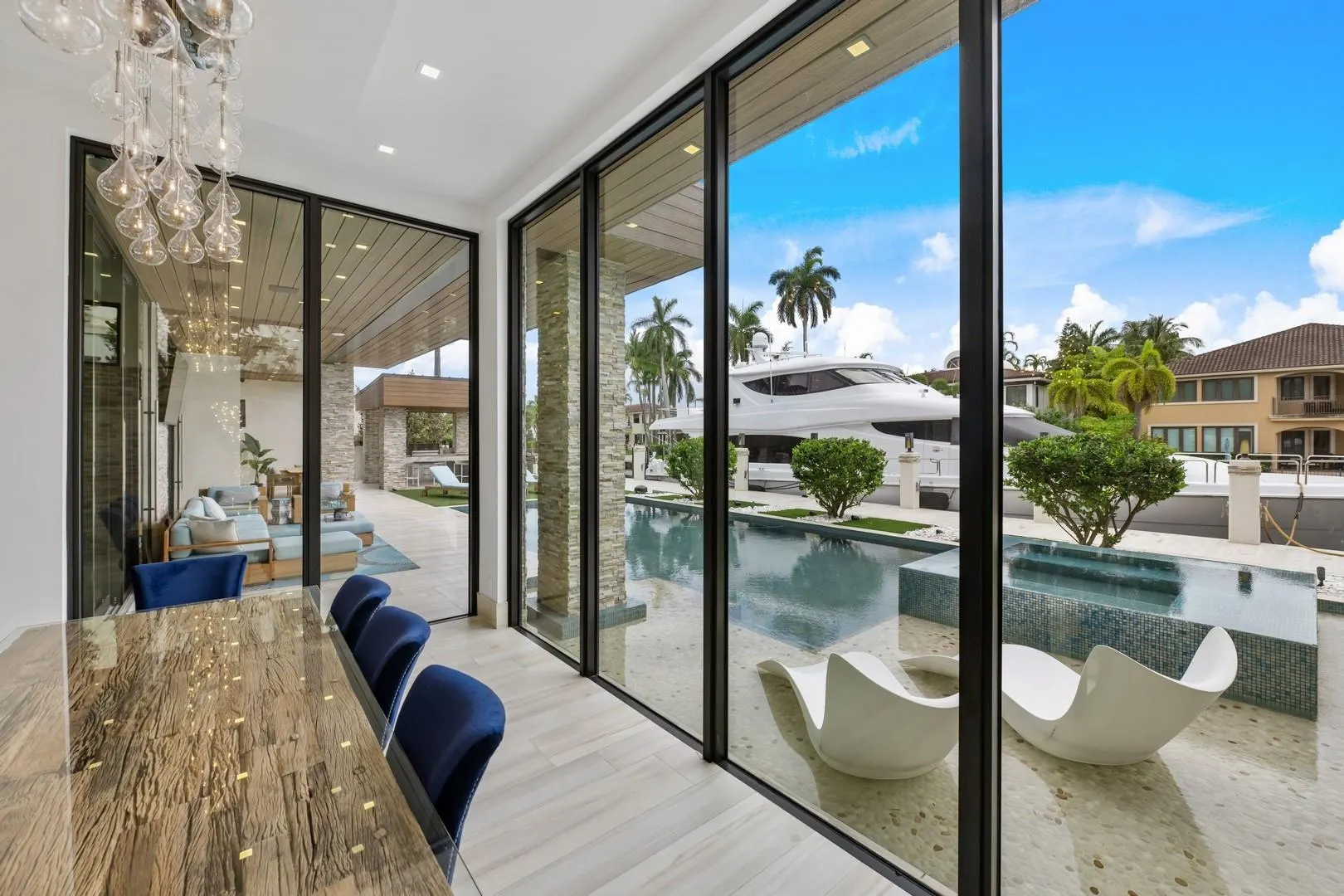2437 Delmar Pl