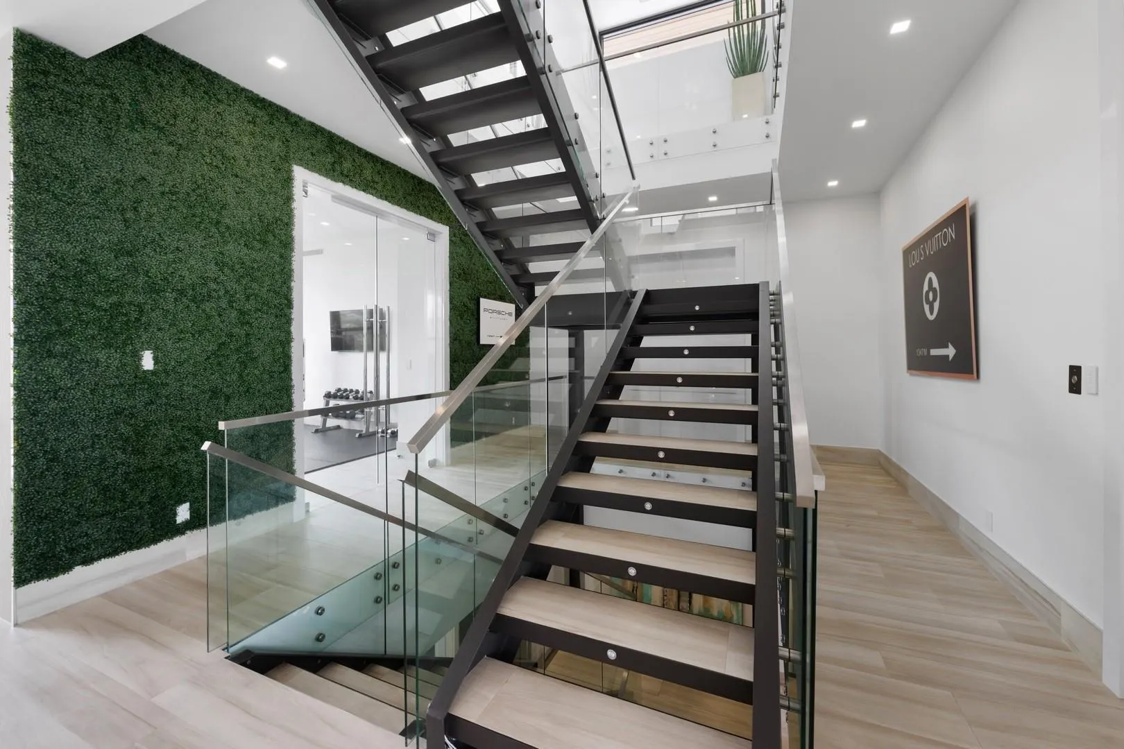 2437 Delmar Pl