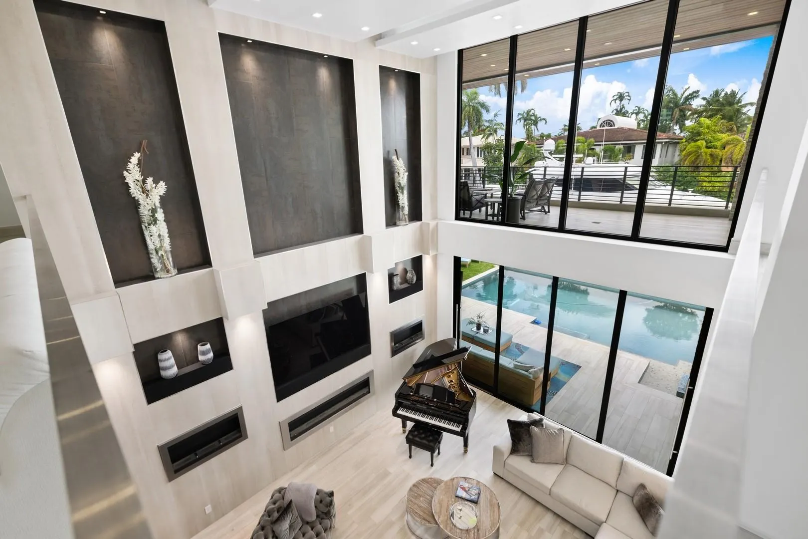 2437 Delmar Pl
