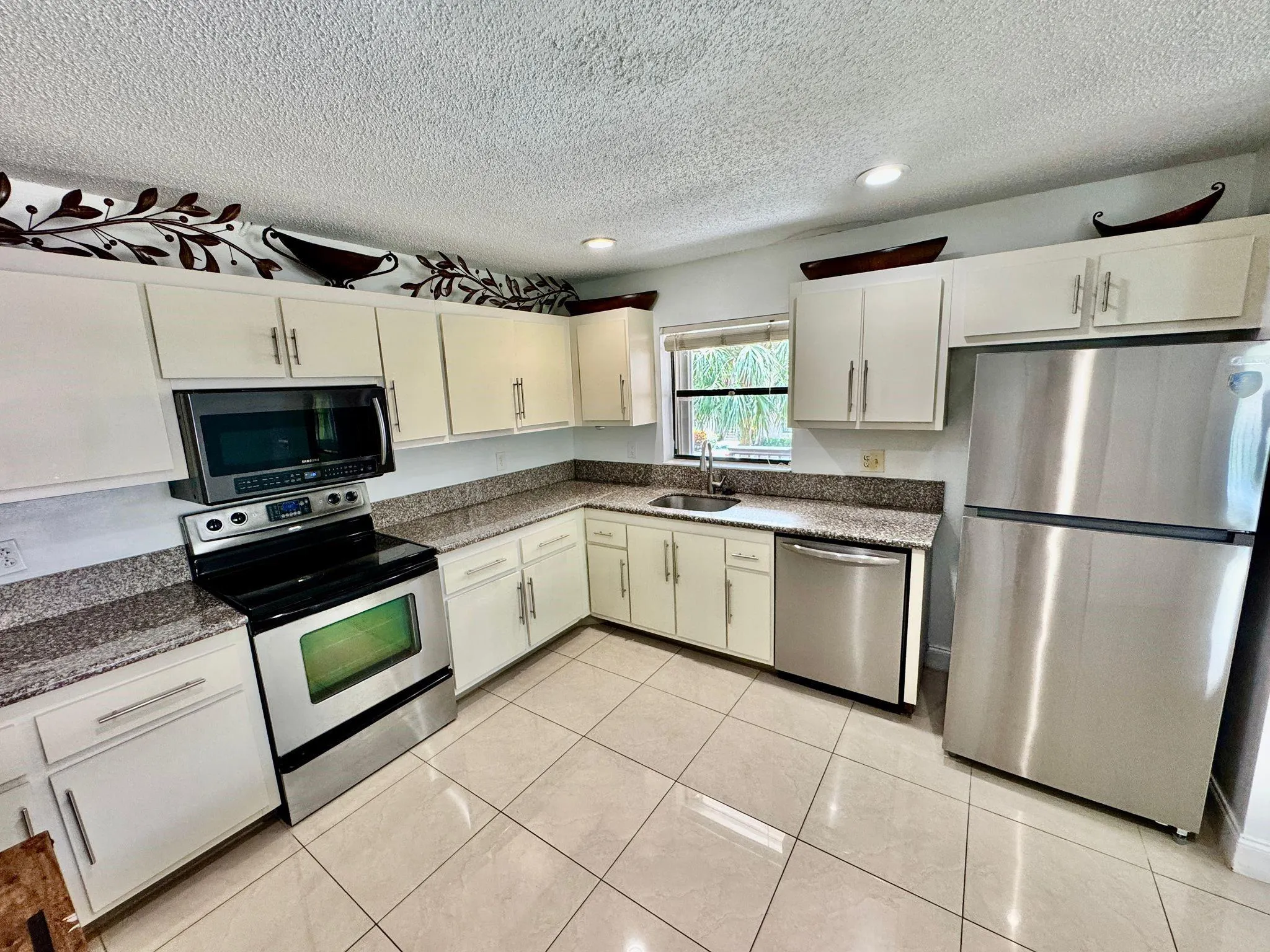 9657 N Riverside Dr, #5H