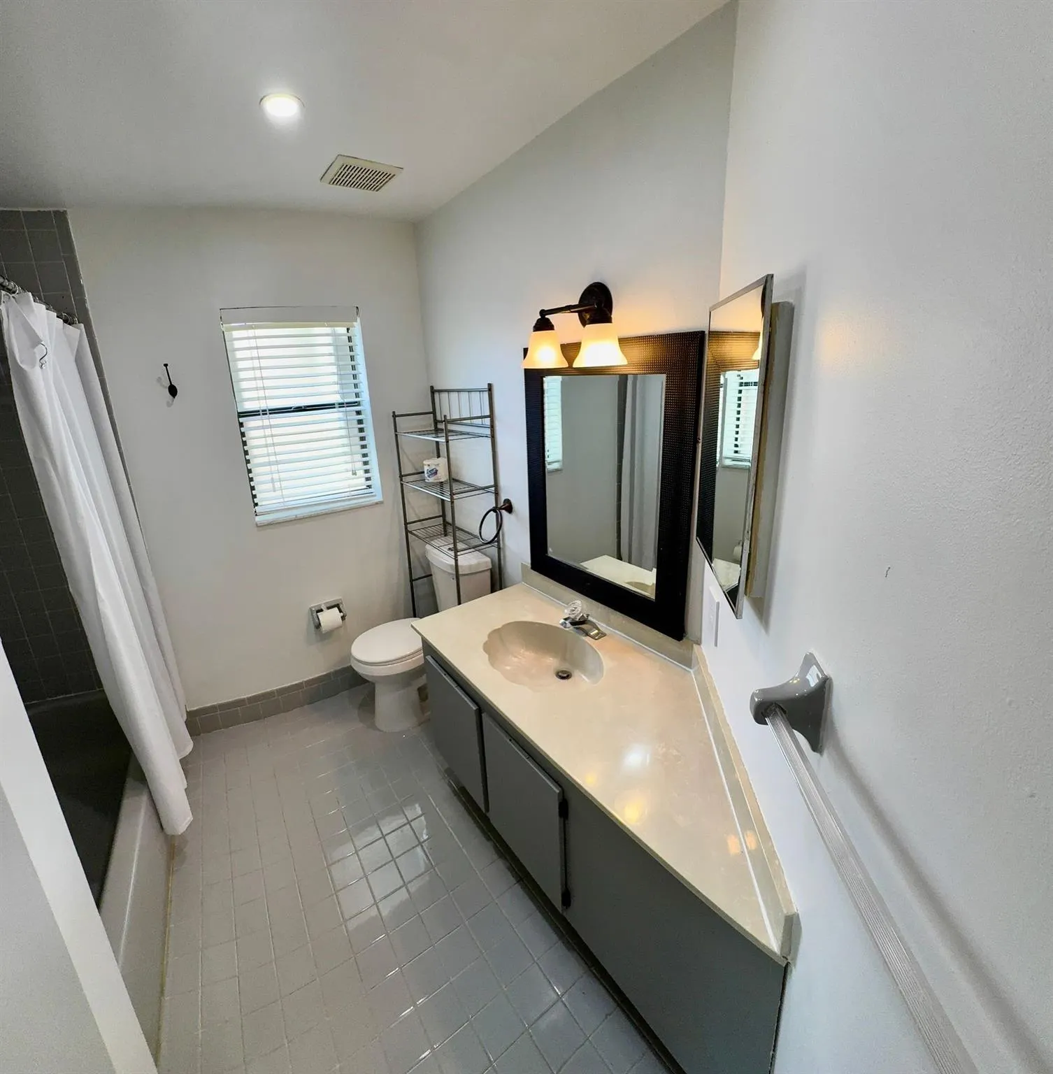 9657 N Riverside Dr, #5H