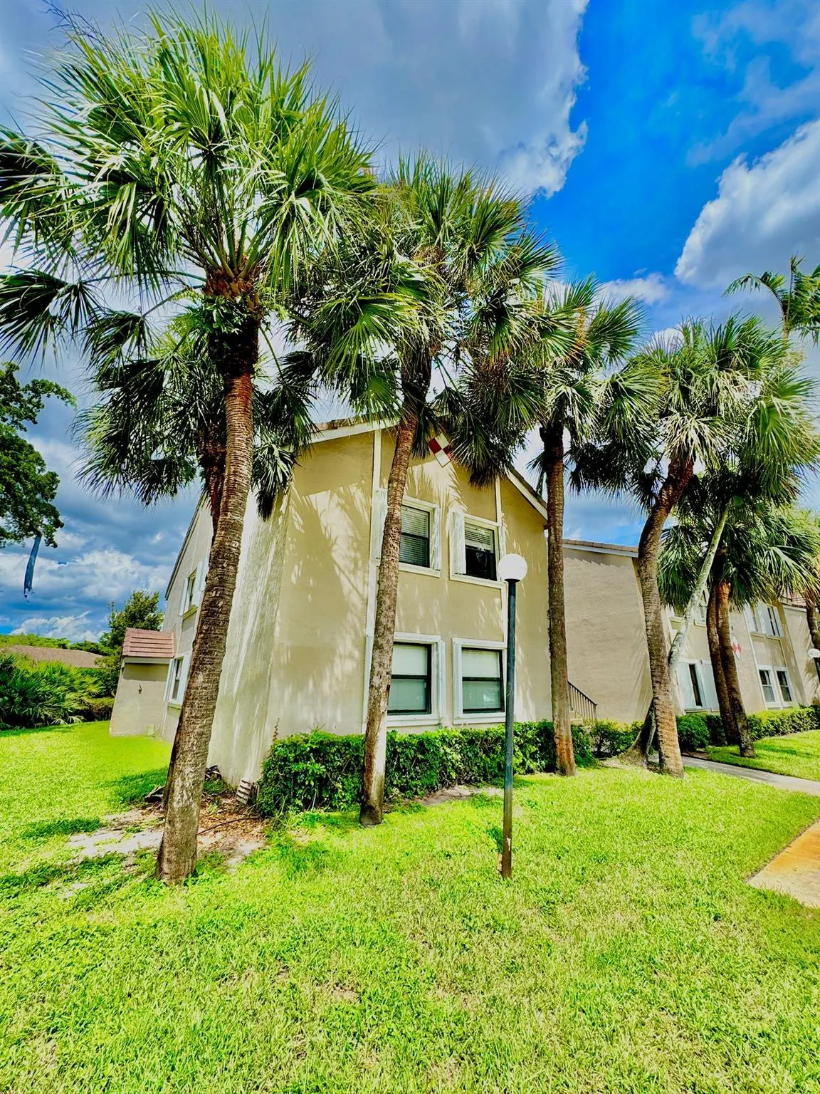 9657 N Riverside Dr, #5H