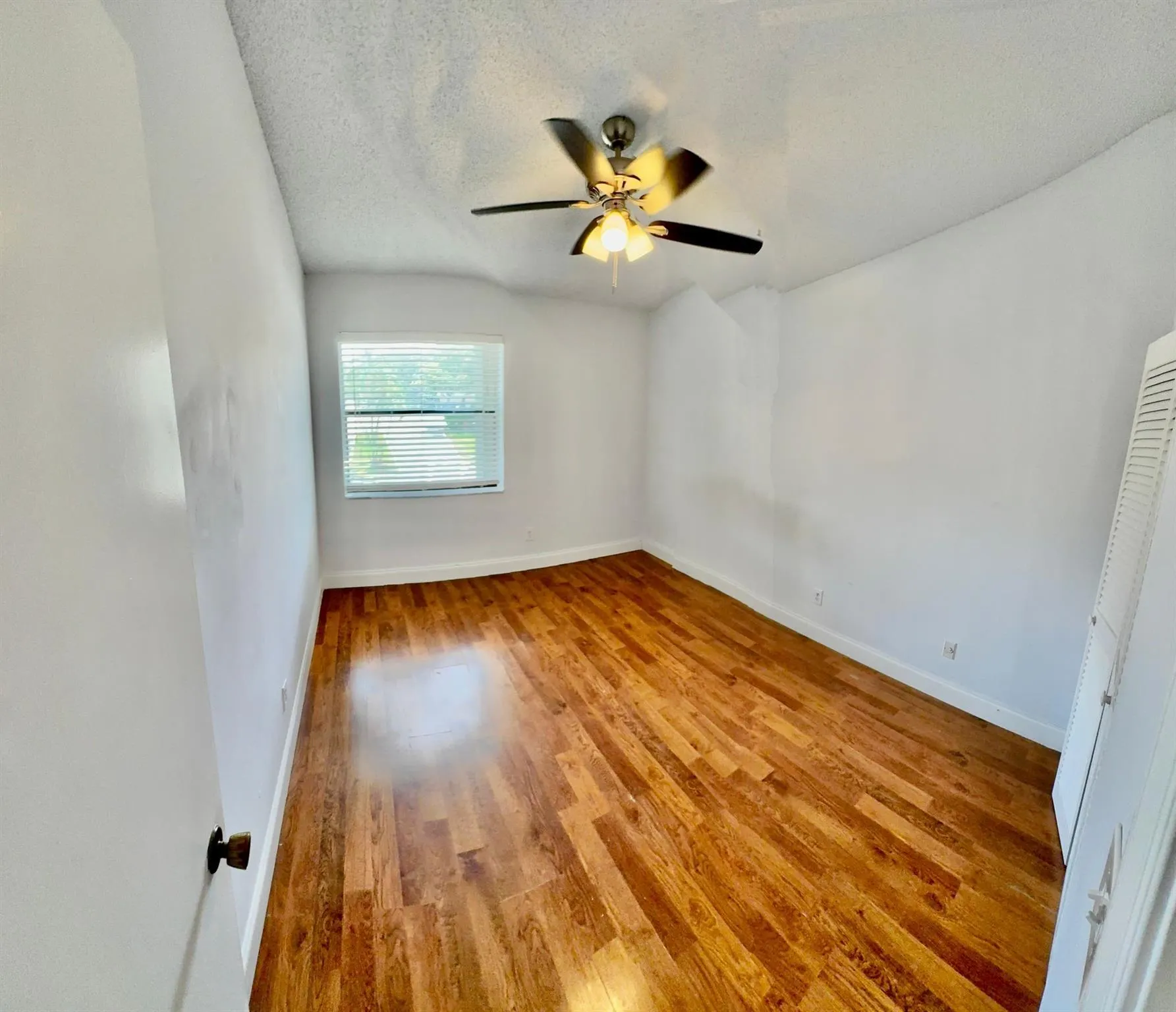 9657 N Riverside Dr, #5H
