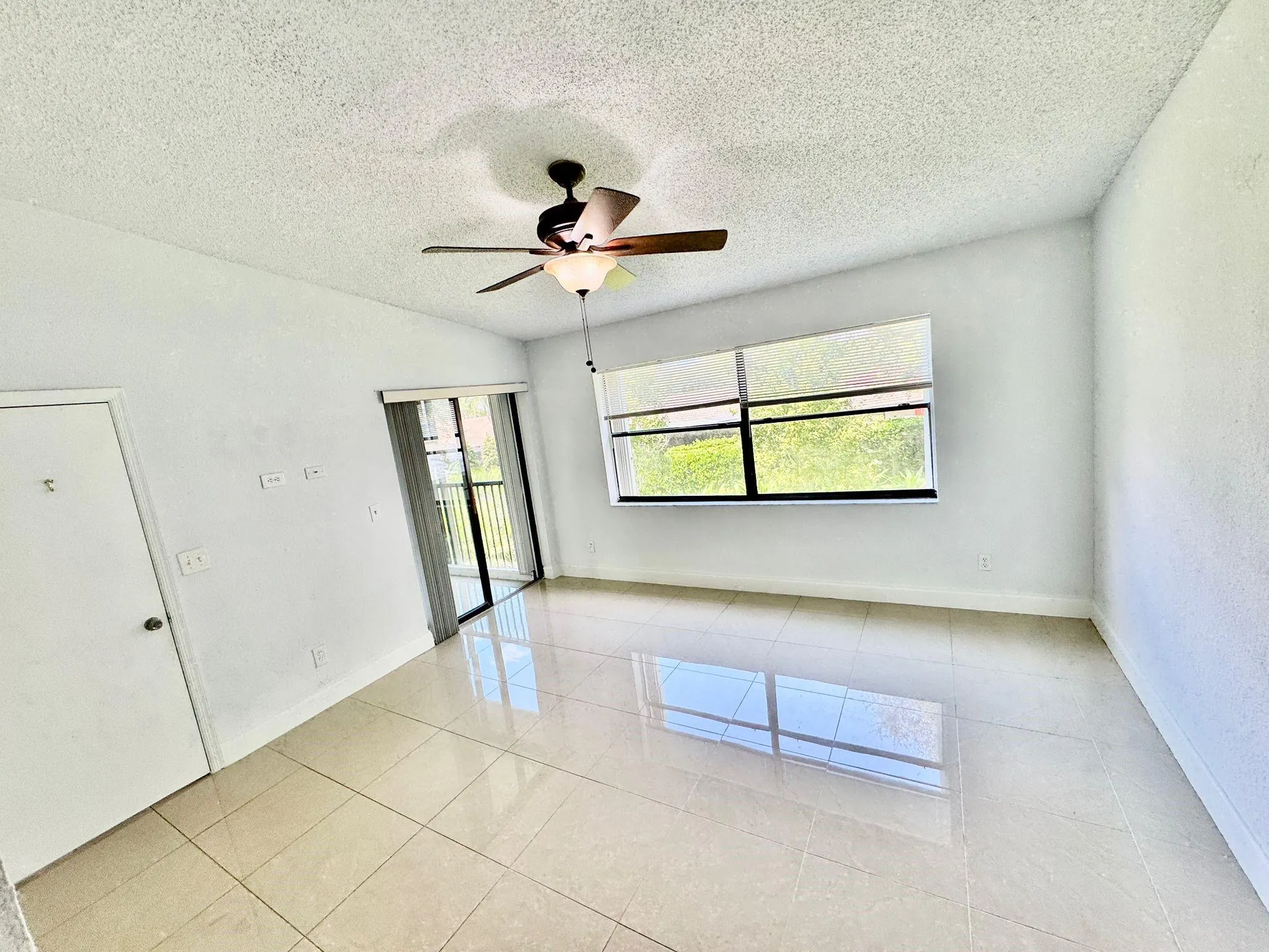9657 N Riverside Dr, #5H