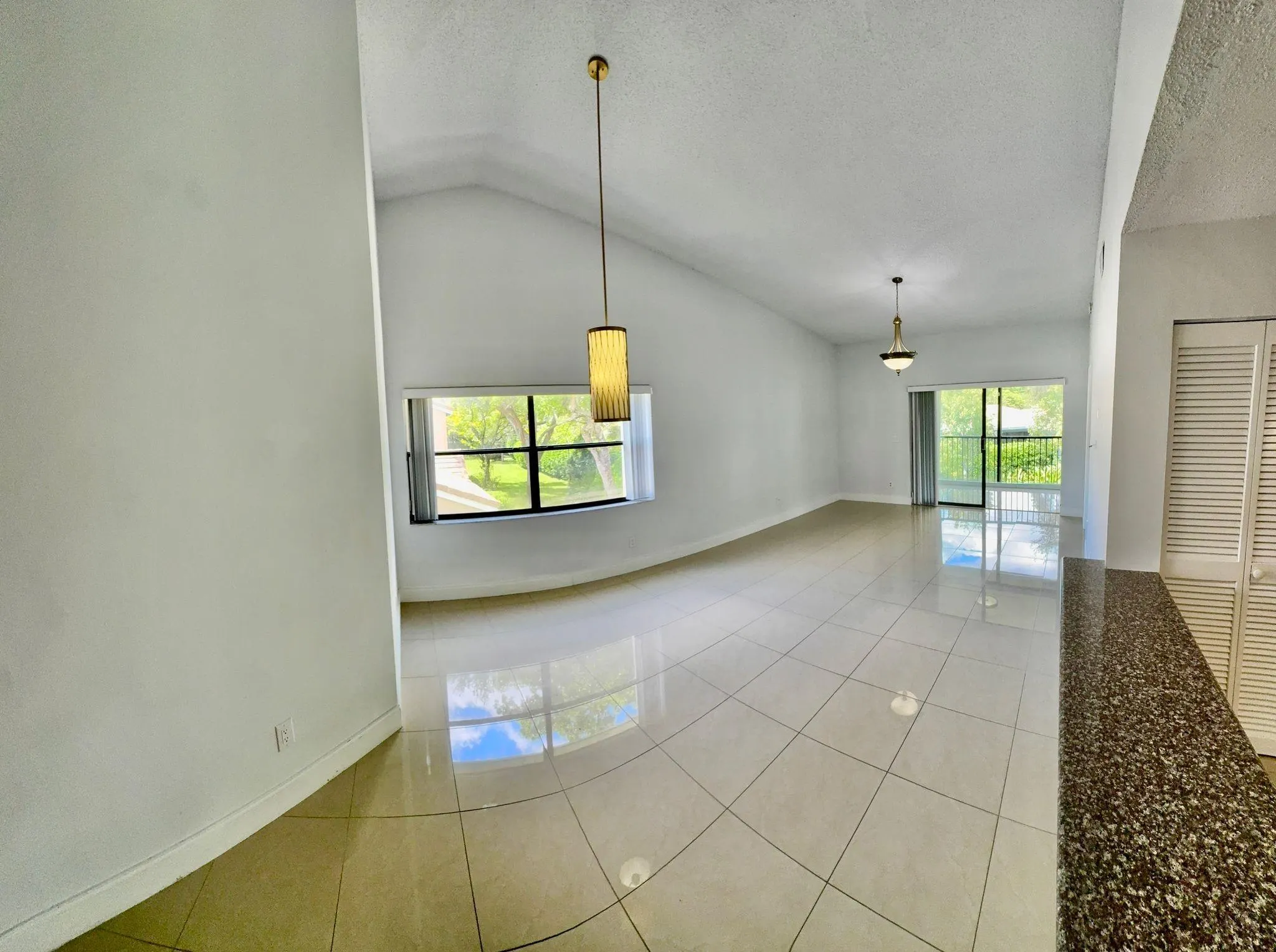9657 N Riverside Dr, #5H