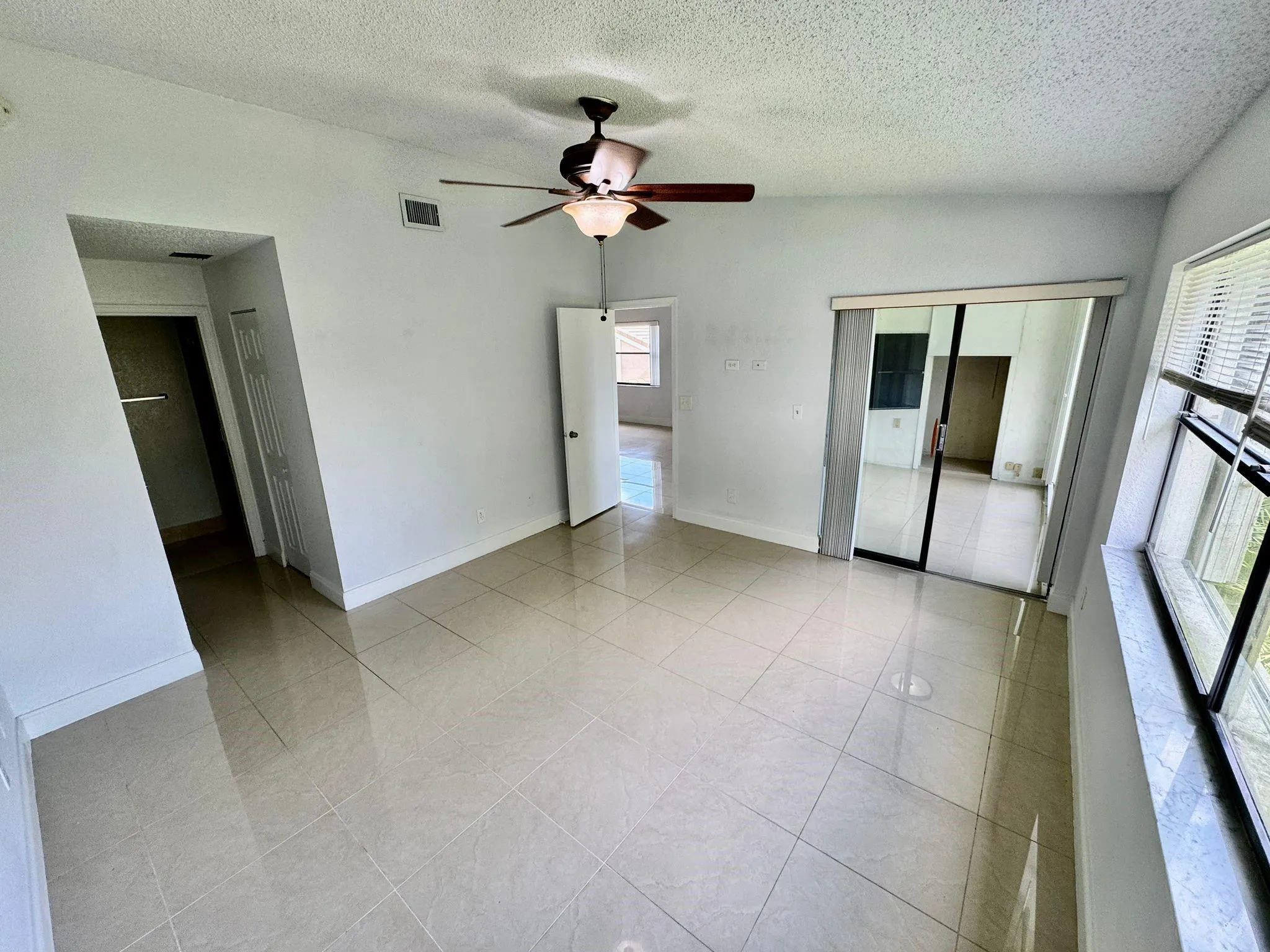 9657 N Riverside Dr, #5H
