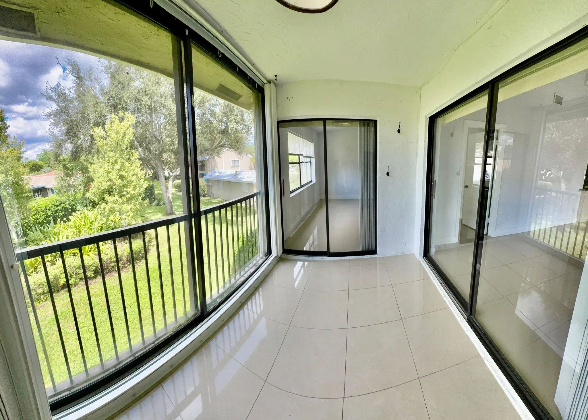 9657 N Riverside Dr, #5H