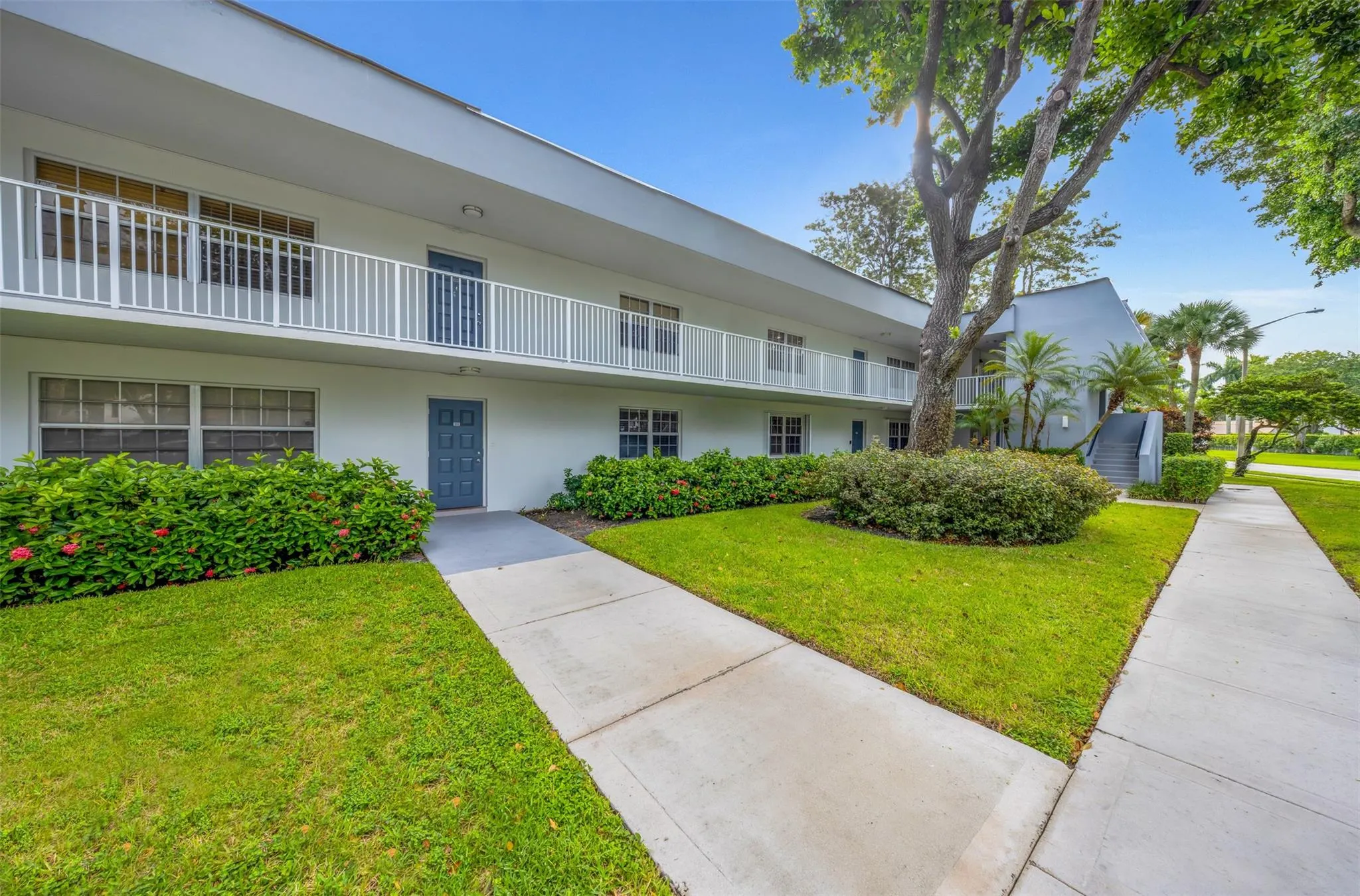 4221 W Palm Aire Dr, #103