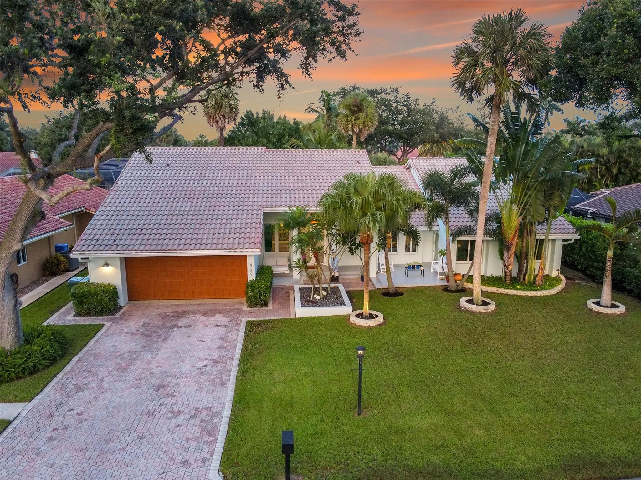 2739 Oak Tree Ln