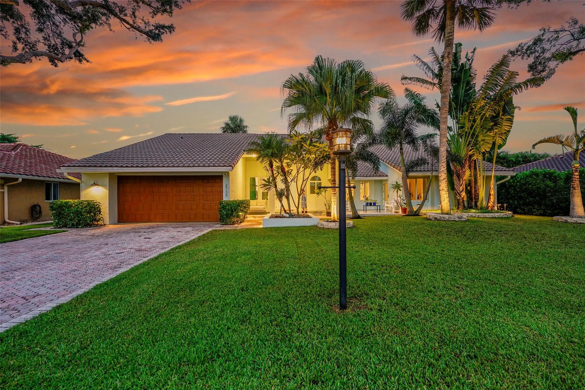 2739 Oak Tree Ln