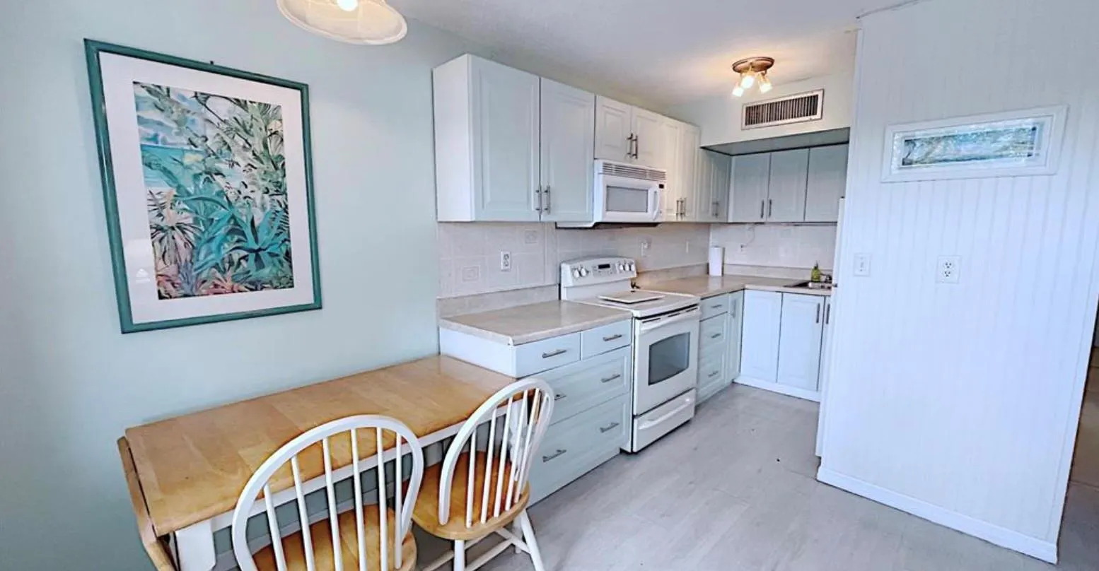 1200 Colonnades Dr, #208