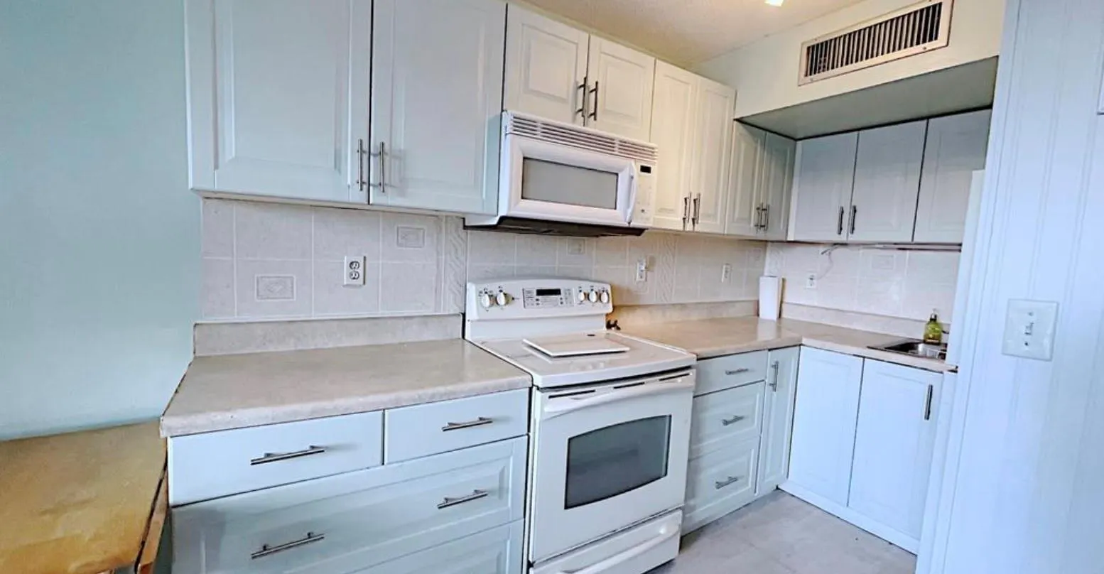 1200 Colonnades Dr, #208