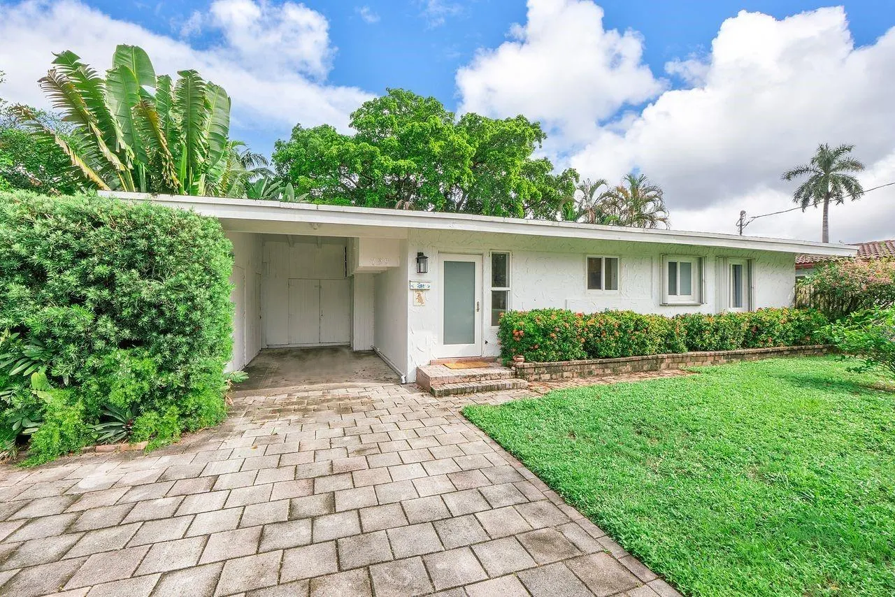 725 NE 17th Ct