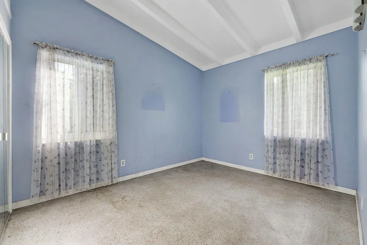 725 NE 17th Ct