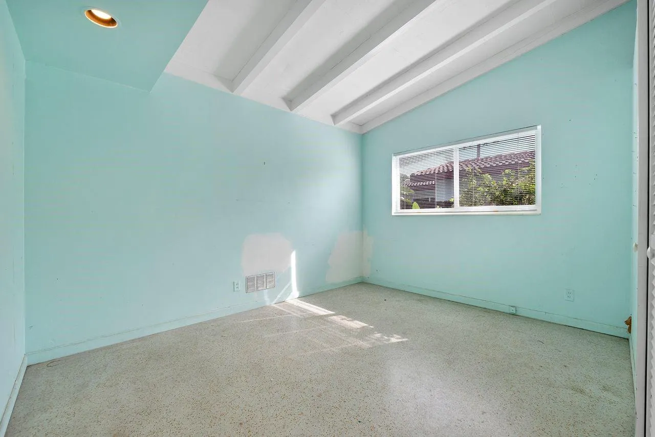 725 NE 17th Ct