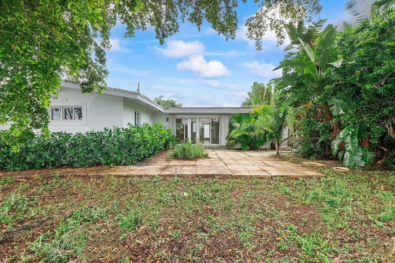 725 NE 17th Ct