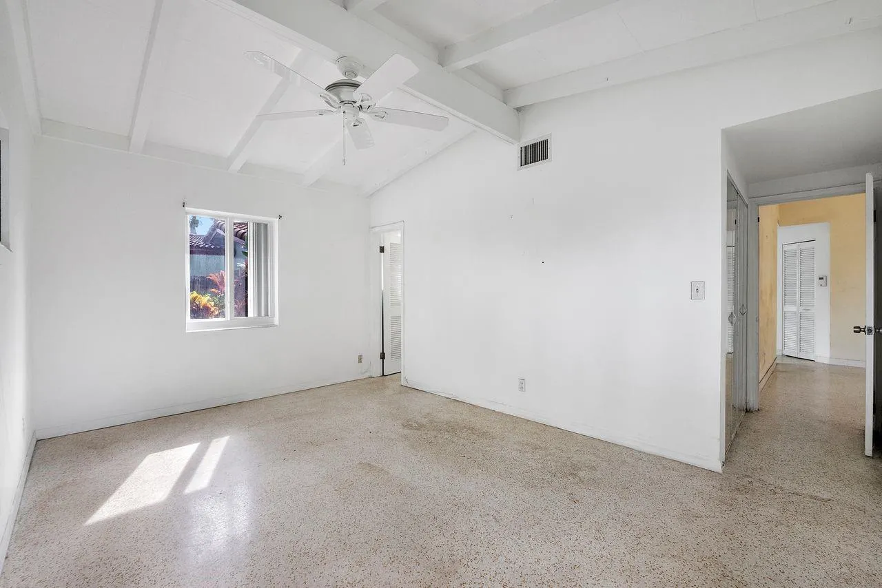 725 NE 17th Ct