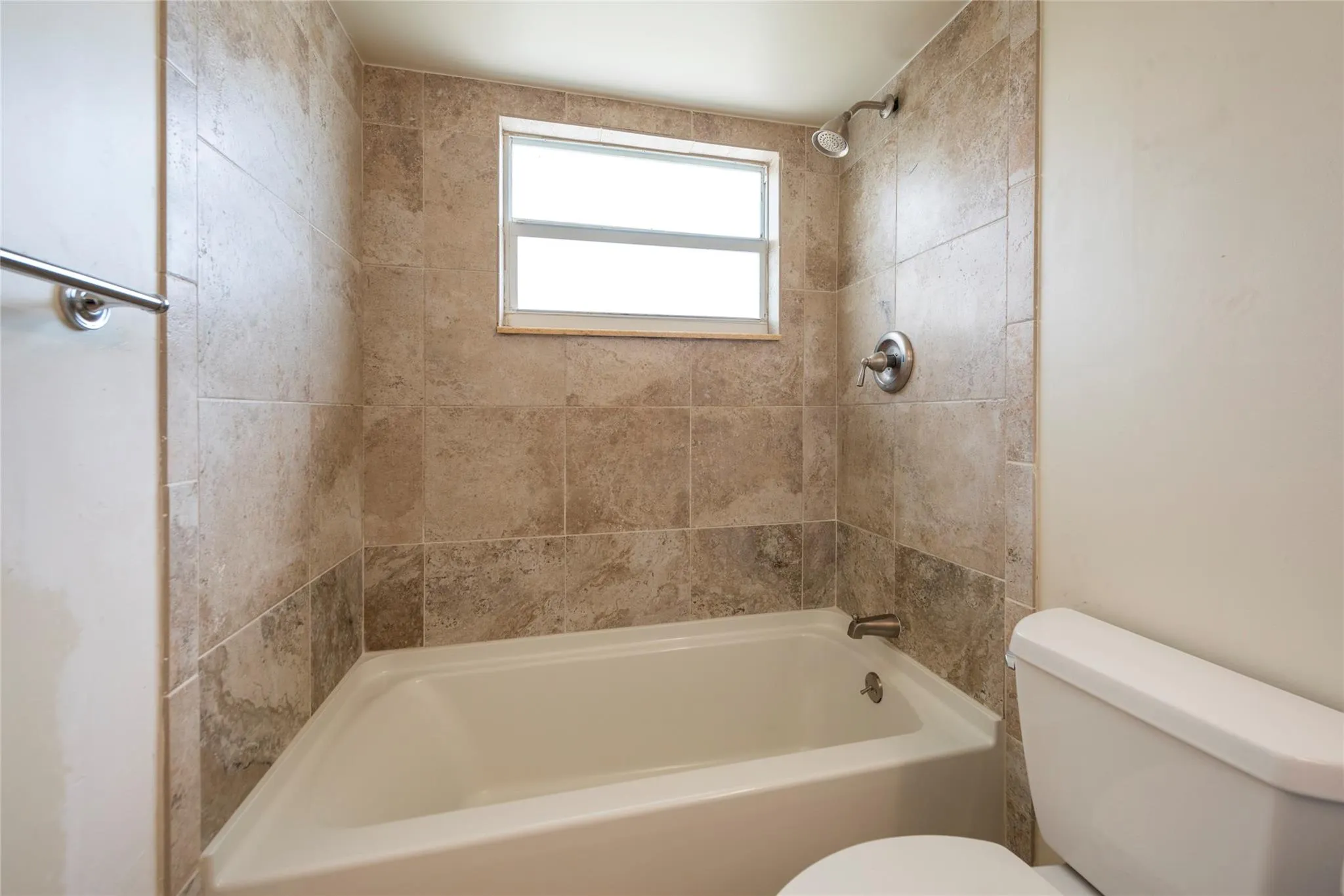 2555 NE 11th St, #302