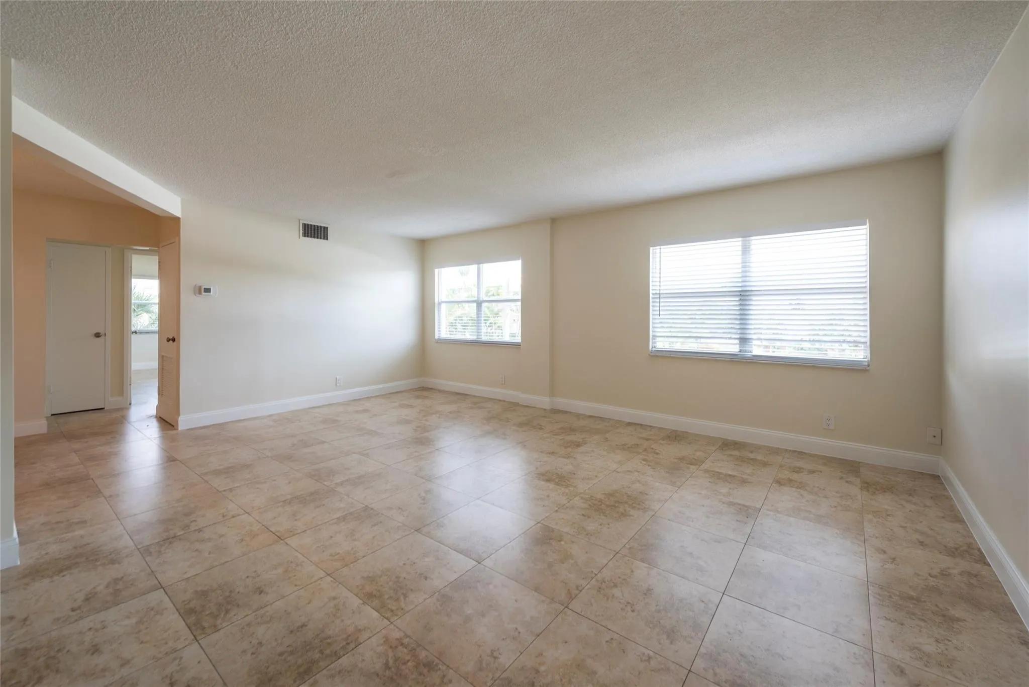 2555 NE 11th St, #302