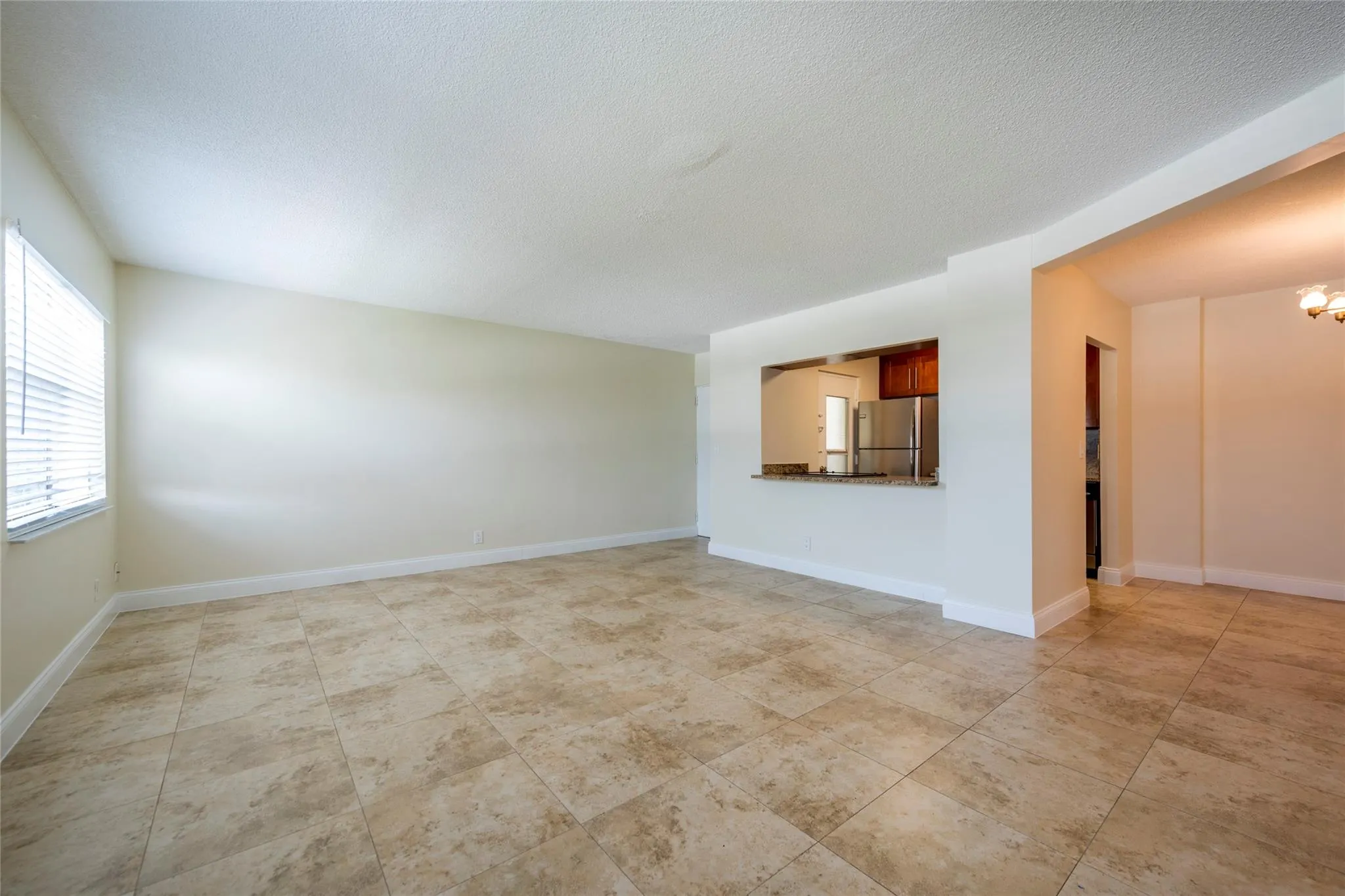 2555 NE 11th St, #302