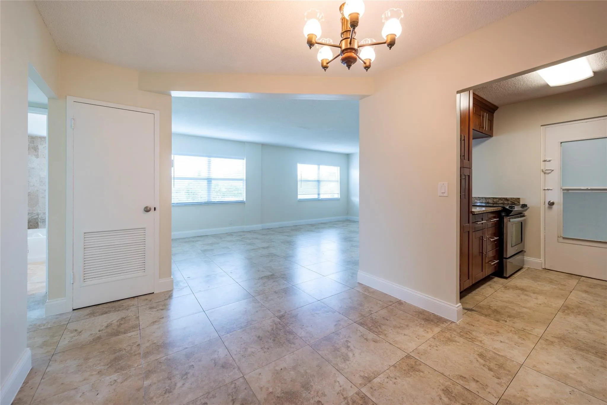 2555 NE 11th St, #302