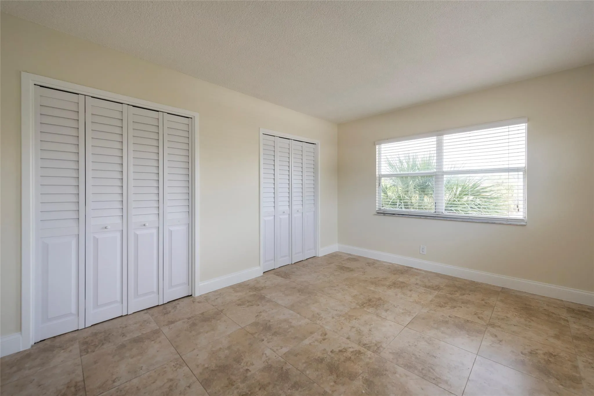 2555 NE 11th St, #302