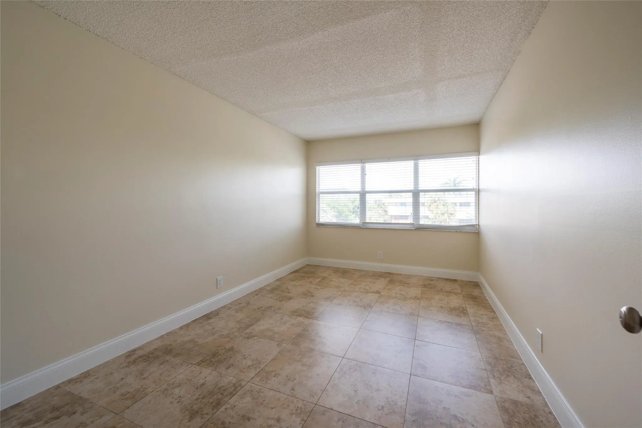 2555 NE 11th St, #302
