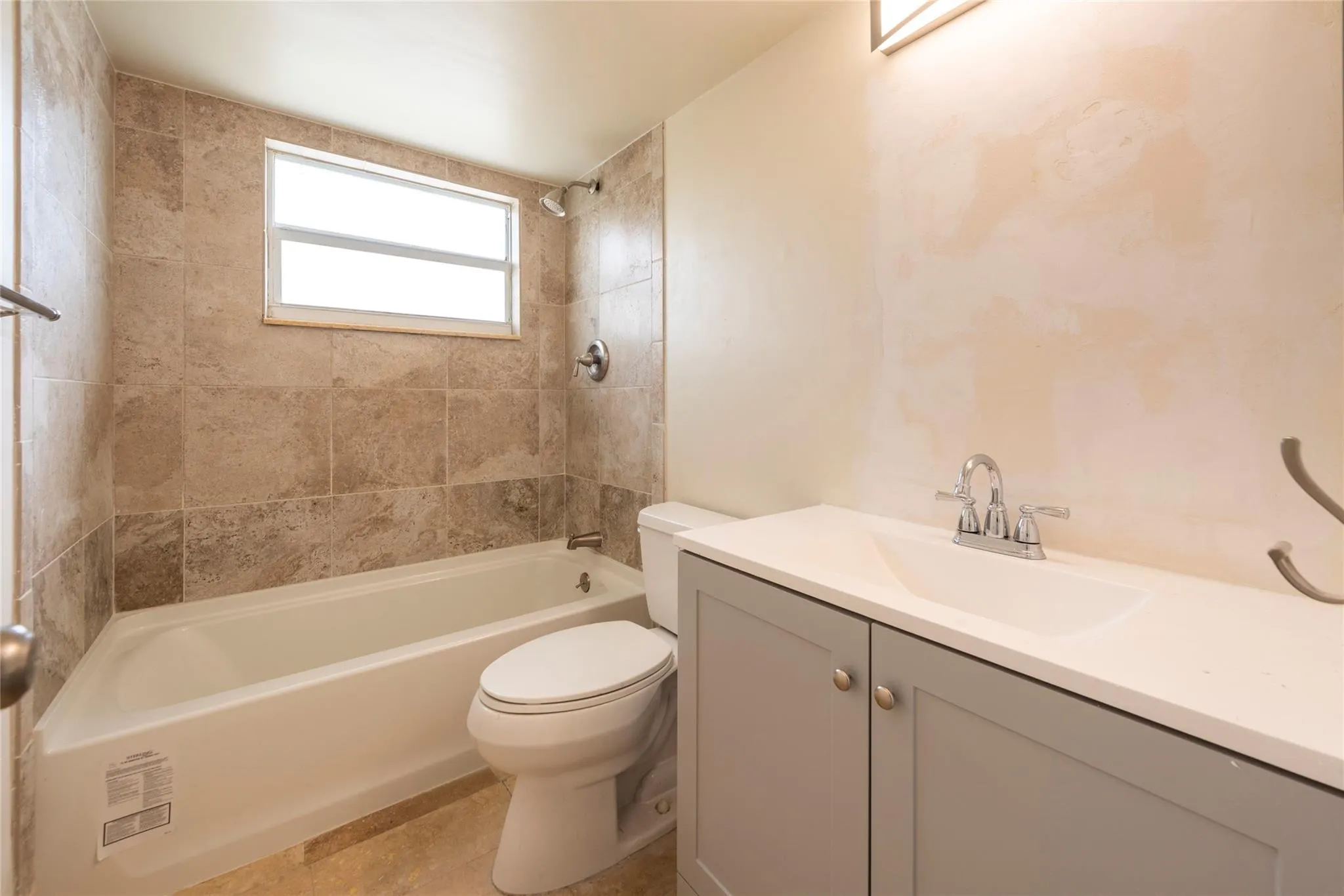 2555 NE 11th St, #302
