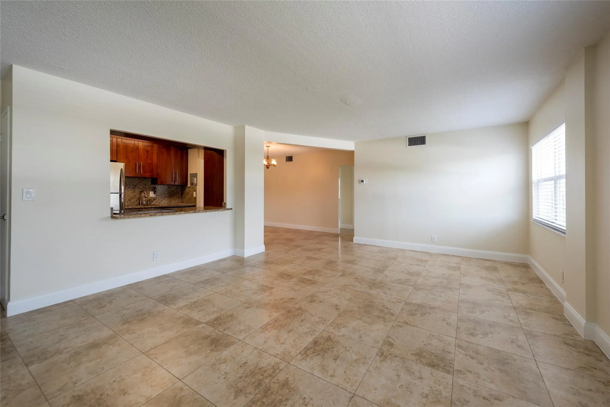 2555 NE 11th St, #302