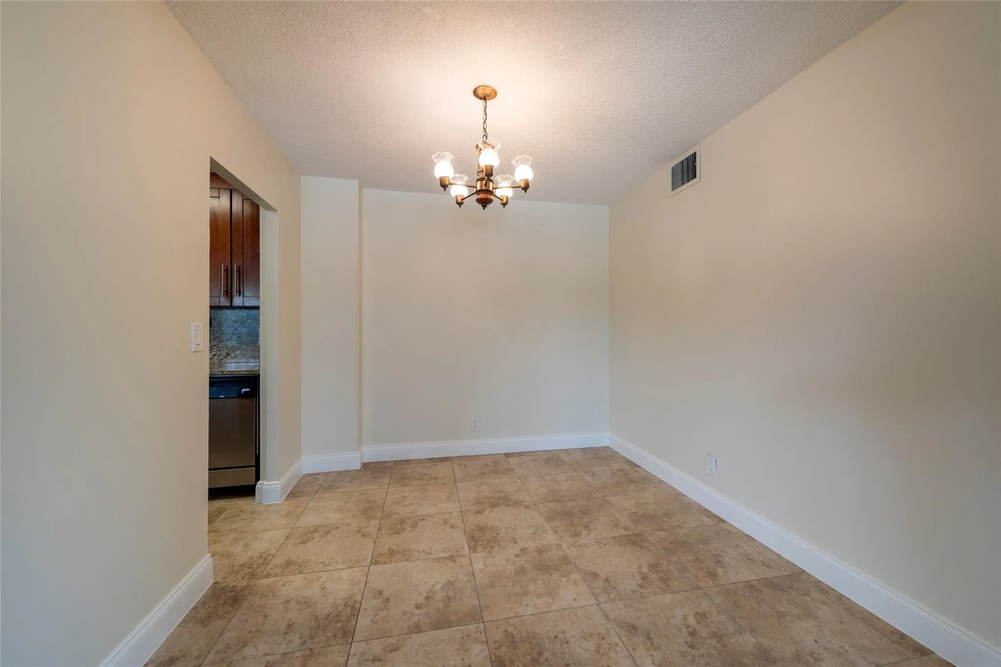 2555 NE 11th St, #302