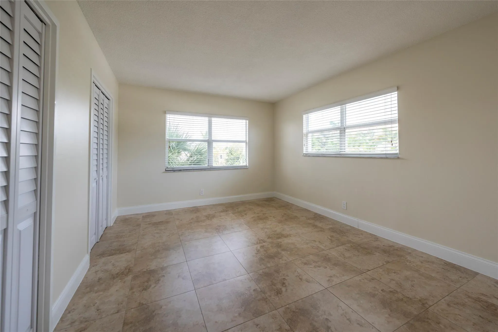 2555 NE 11th St, #302