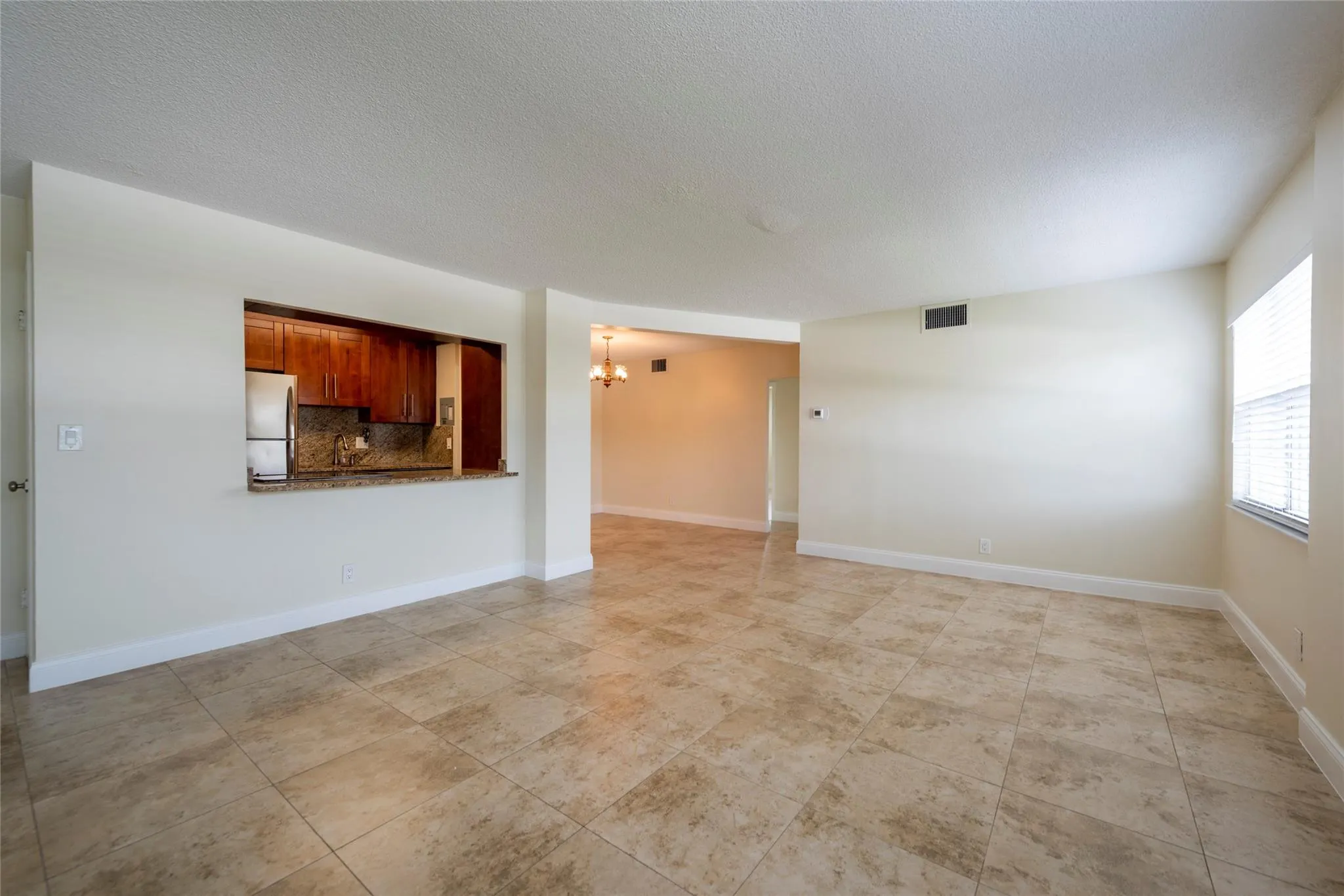 2555 NE 11th St, #302