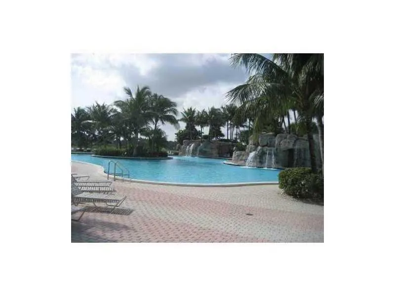 10700 NW 66 ST, #302