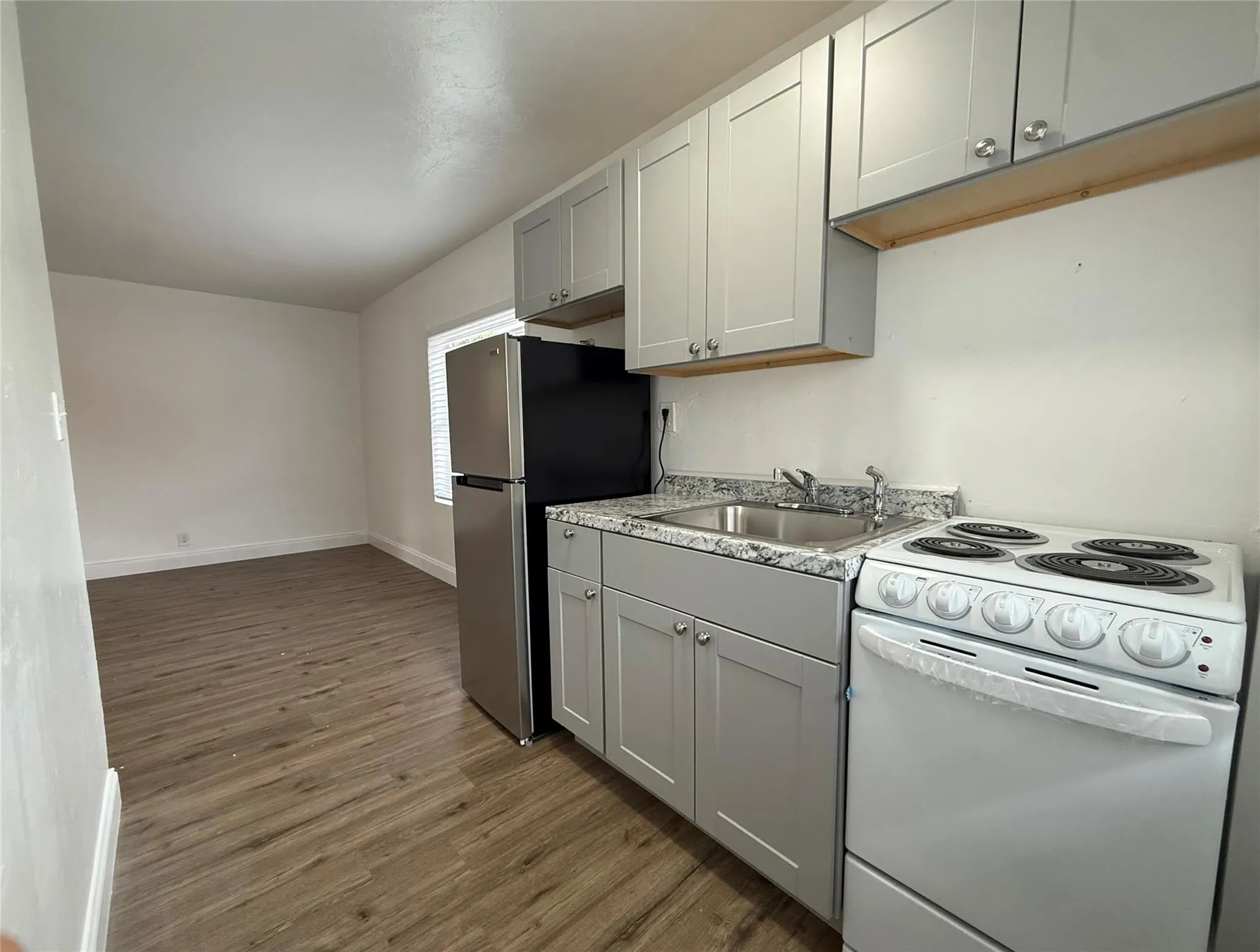 2037 Madison St, #11