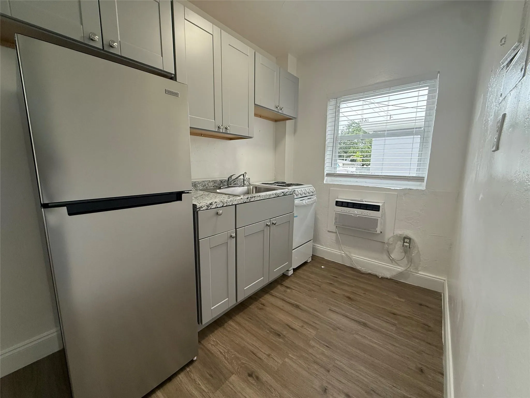 2037 Madison St, #11