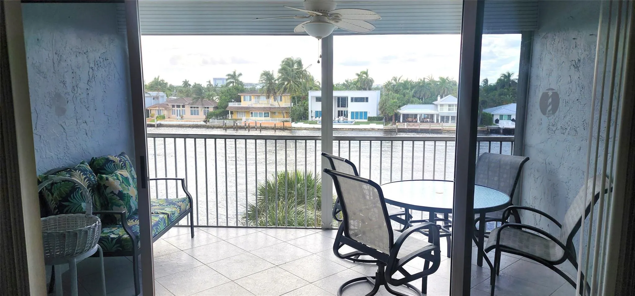 299 N Riverside Dr, #303