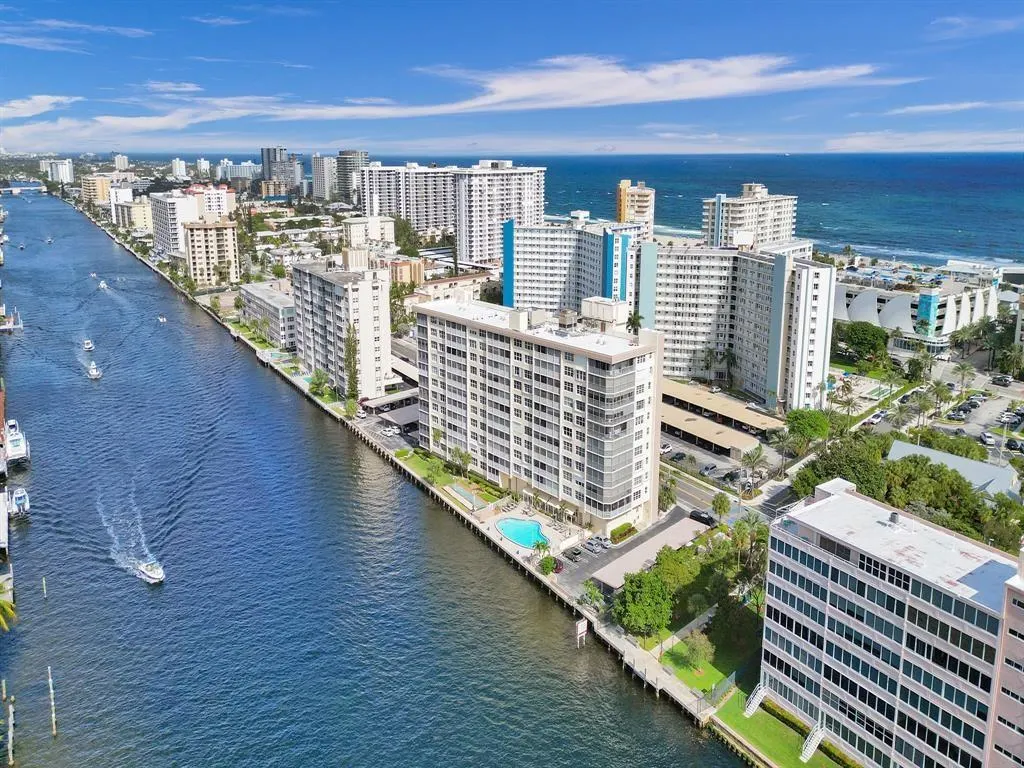 299 N Riverside Dr, #303