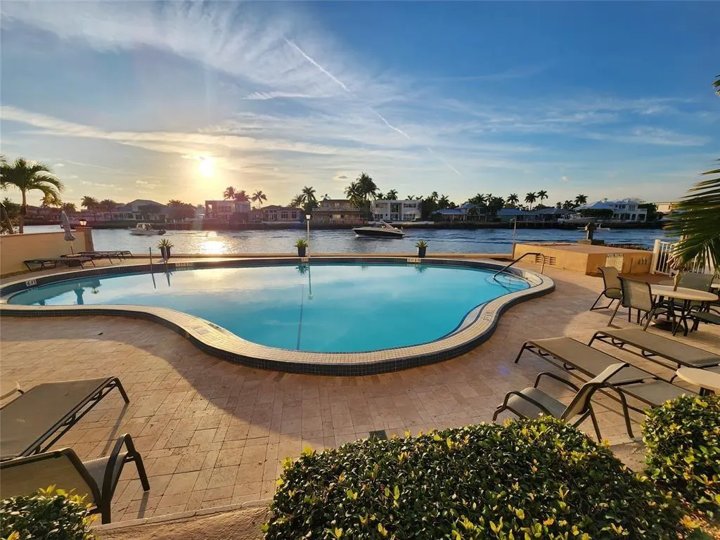 299 N Riverside Dr, #303