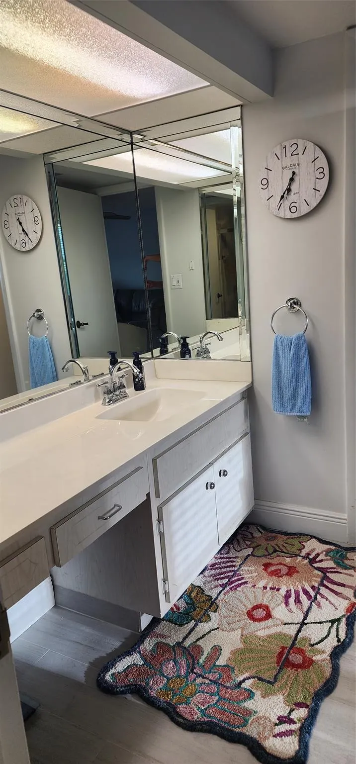 299 N Riverside Dr, #303