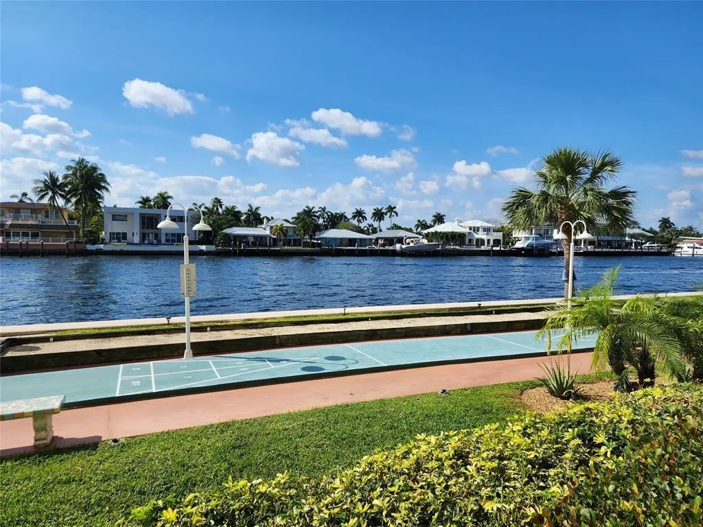 299 N Riverside Dr, #303
