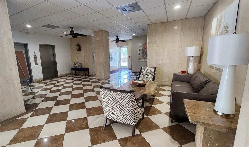 299 N Riverside Dr, #303