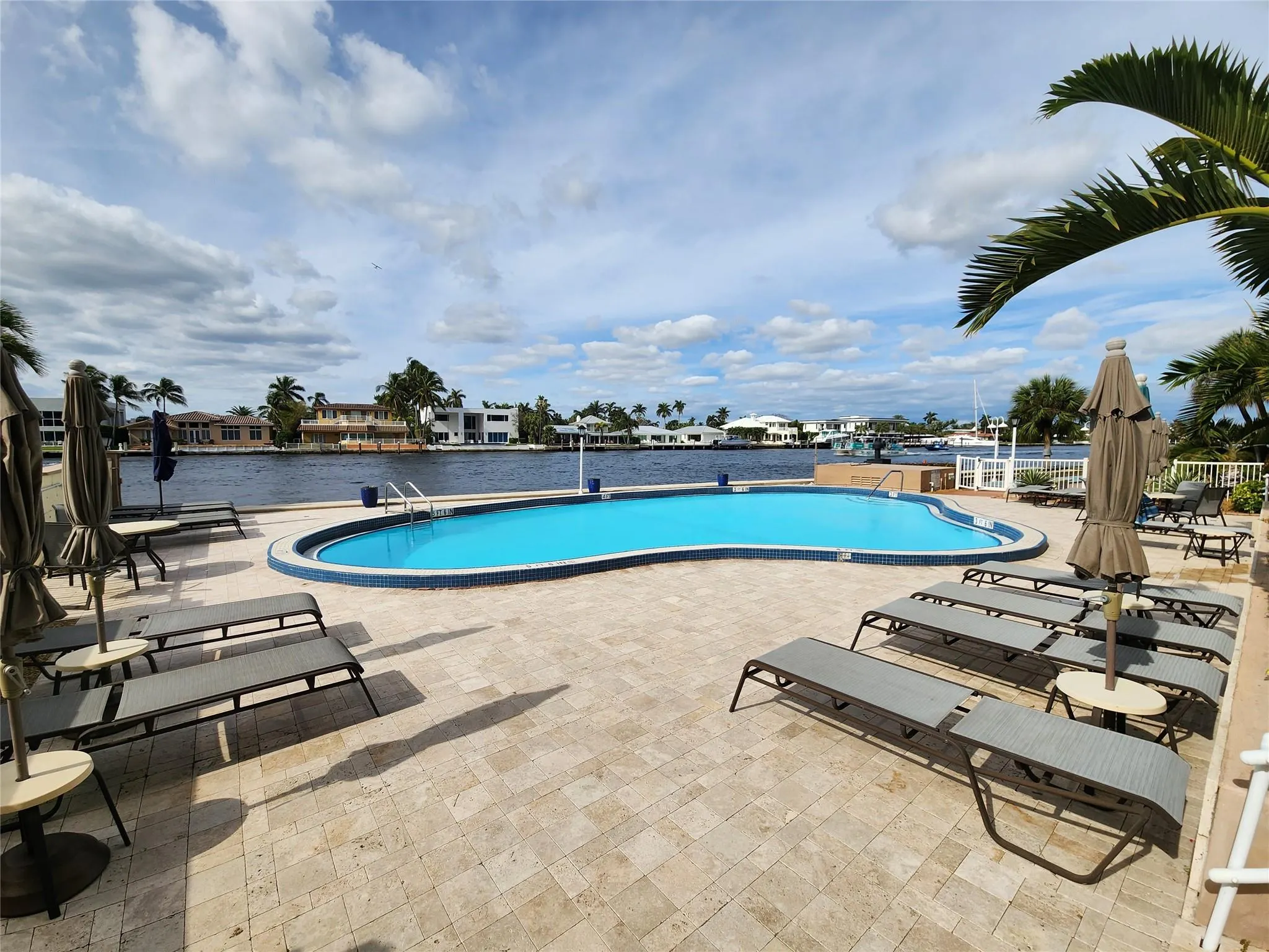 299 N Riverside Dr, #303