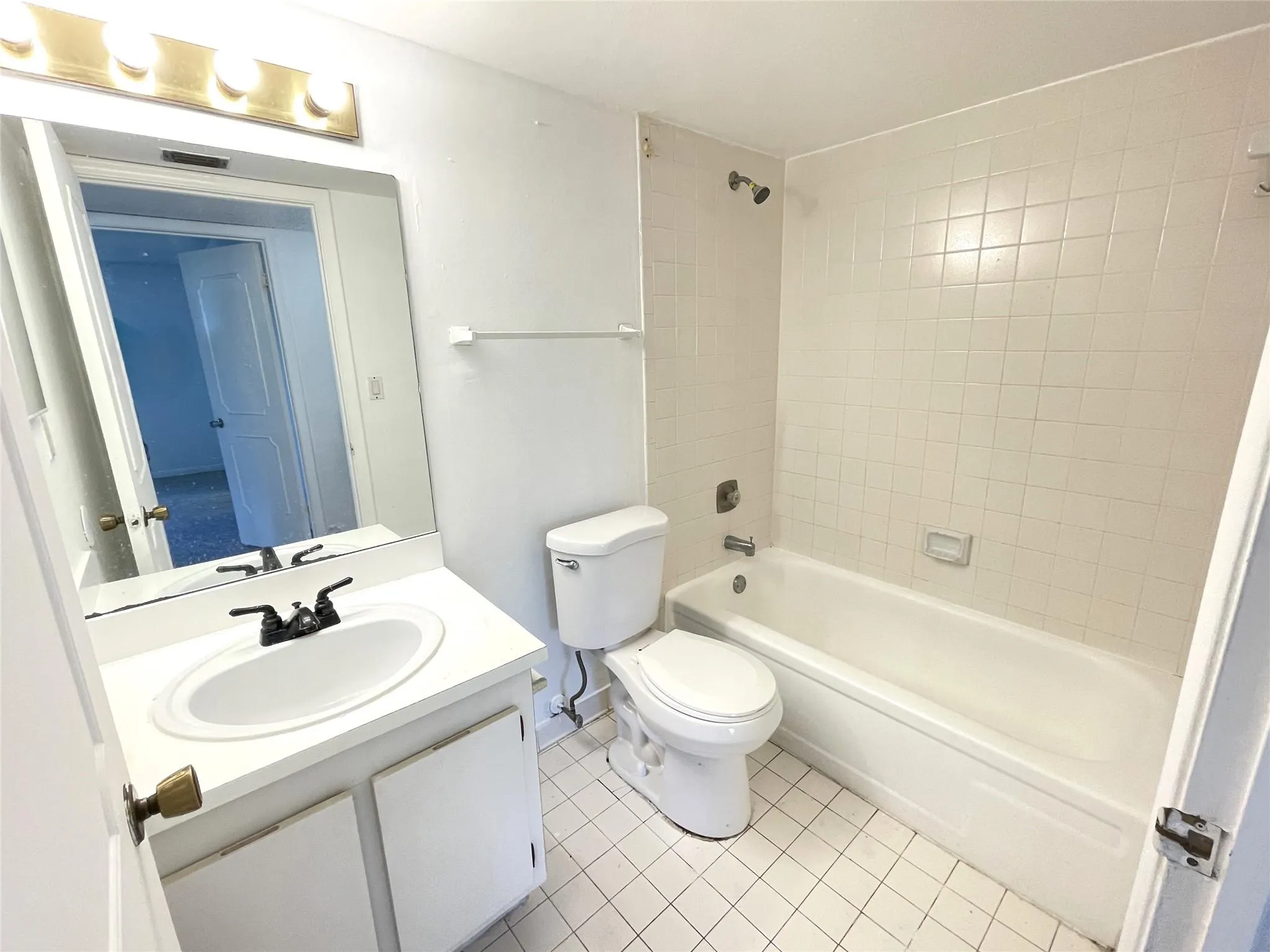 2050 N Congress Ave, #405