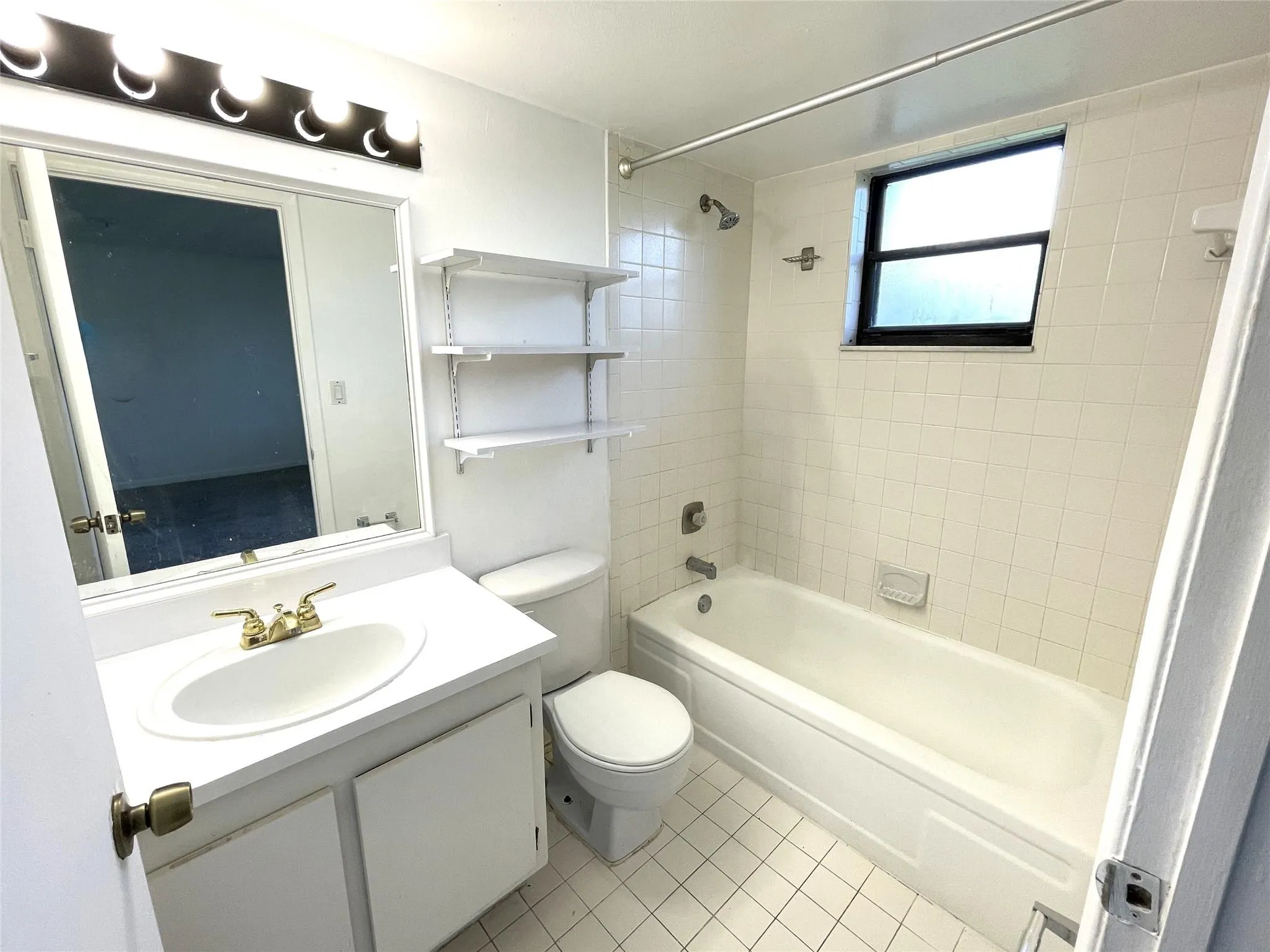 2050 N Congress Ave, #405