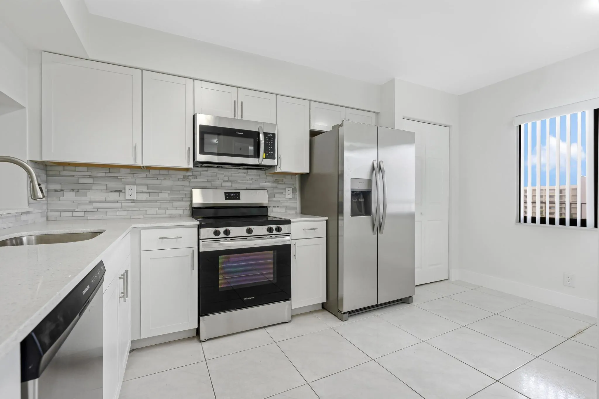 2200 S Cypress Bend Dr, #805