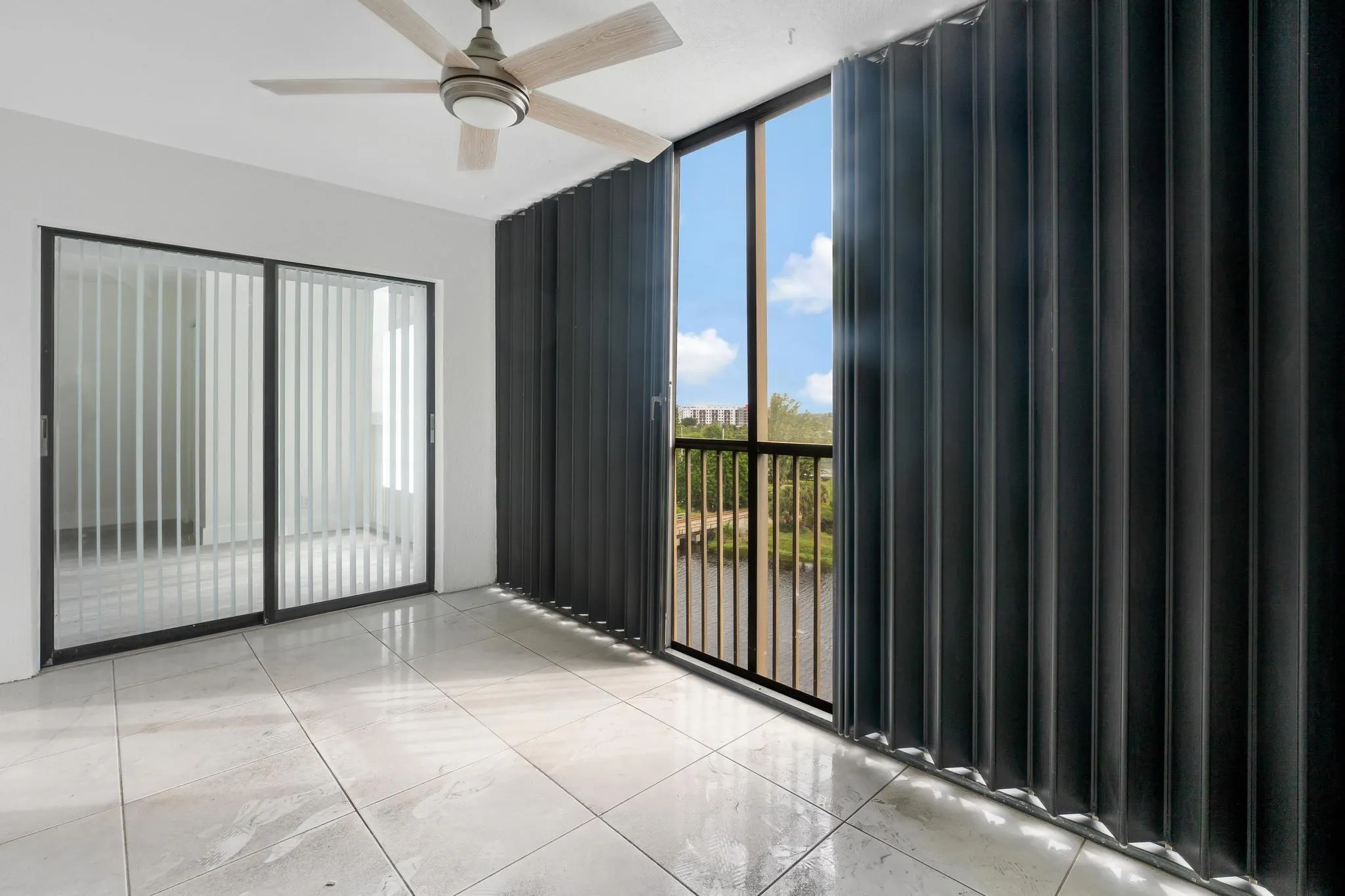 2200 S Cypress Bend Dr, #805