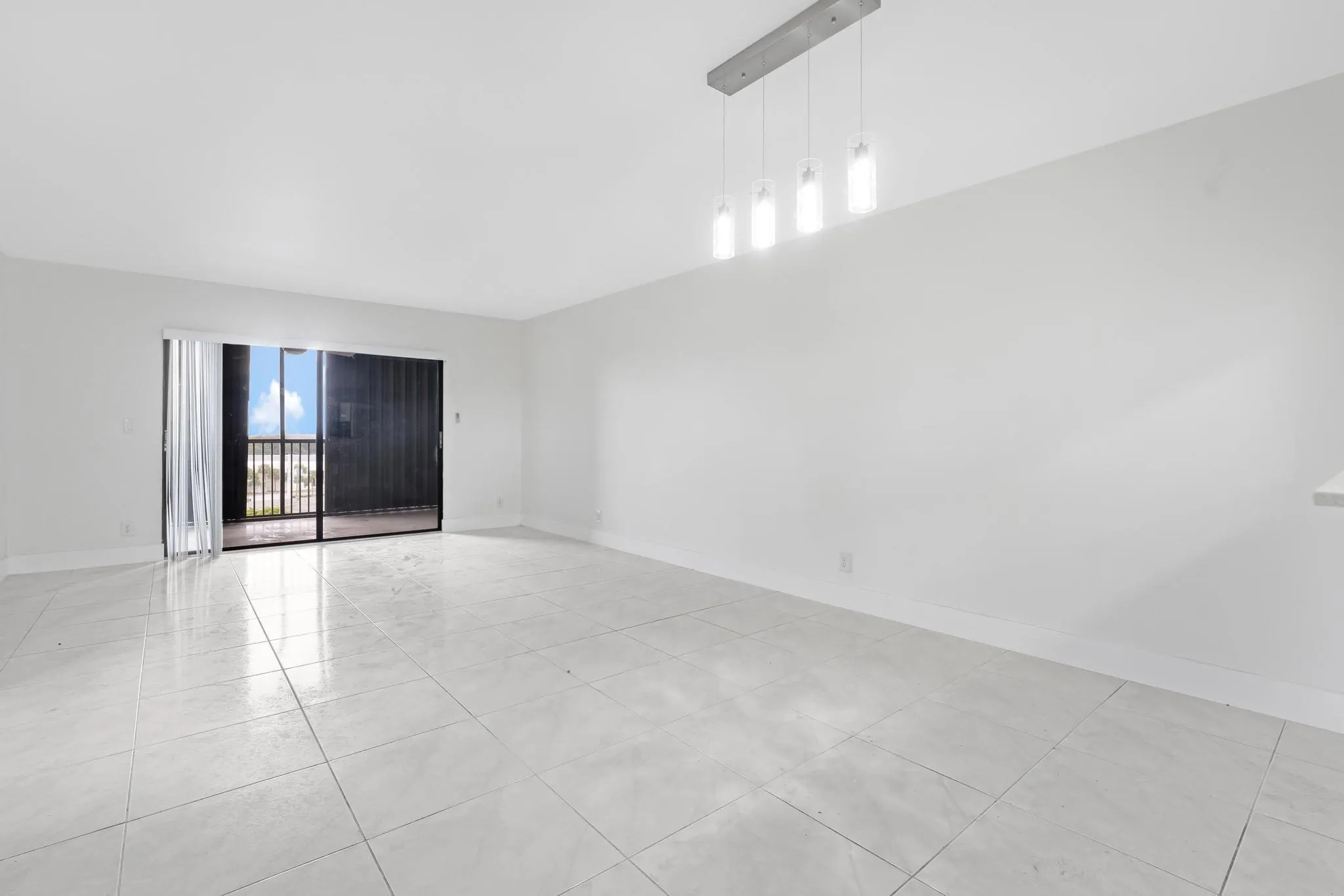 2200 S Cypress Bend Dr, #805