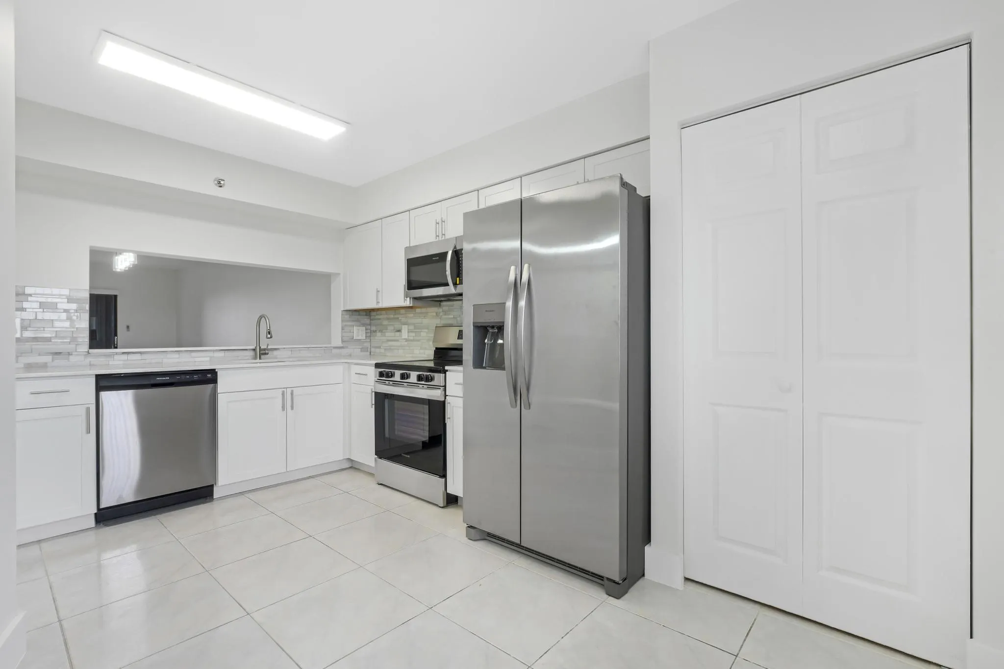 2200 S Cypress Bend Dr, #805