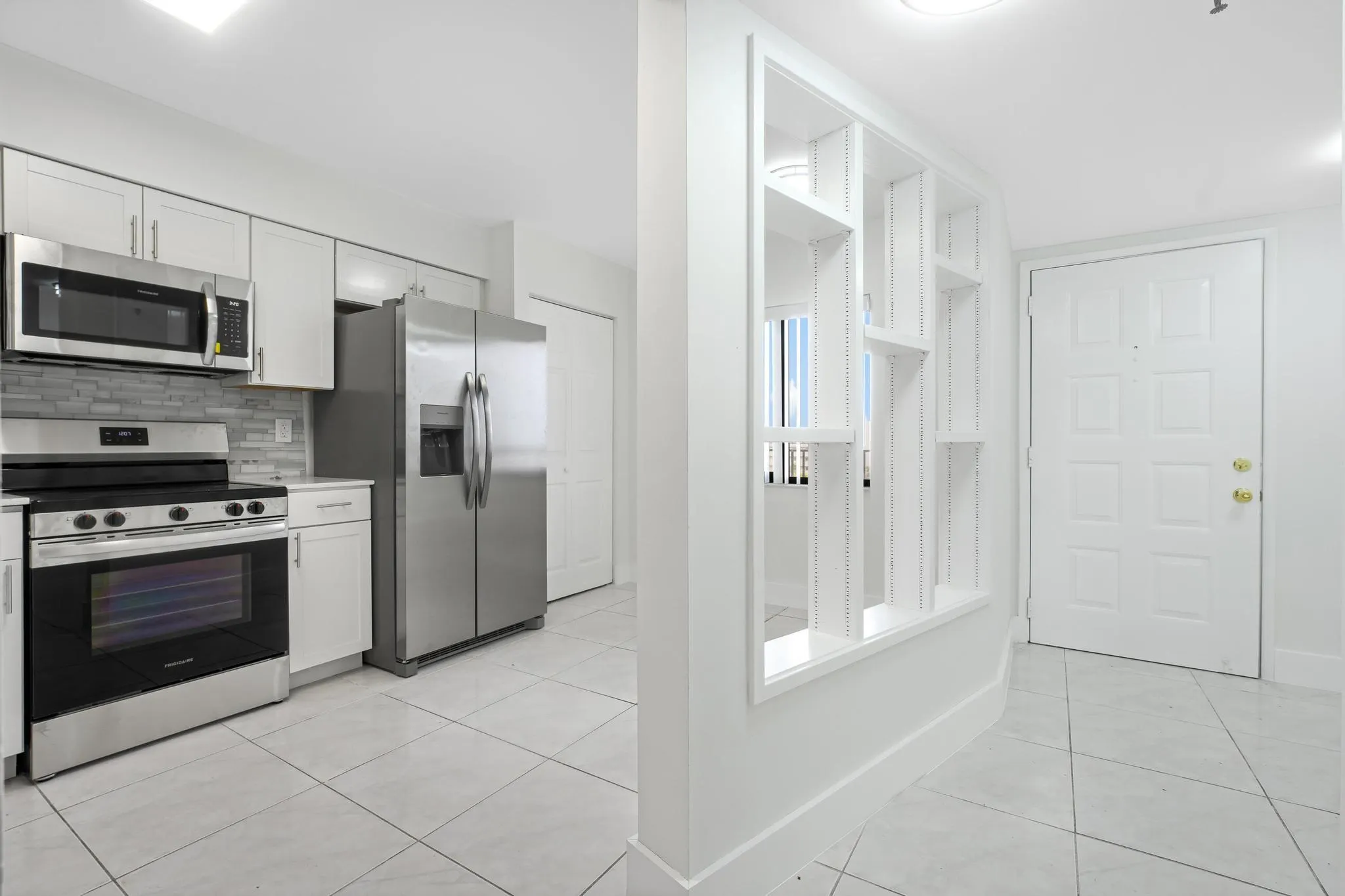 2200 S Cypress Bend Dr, #805