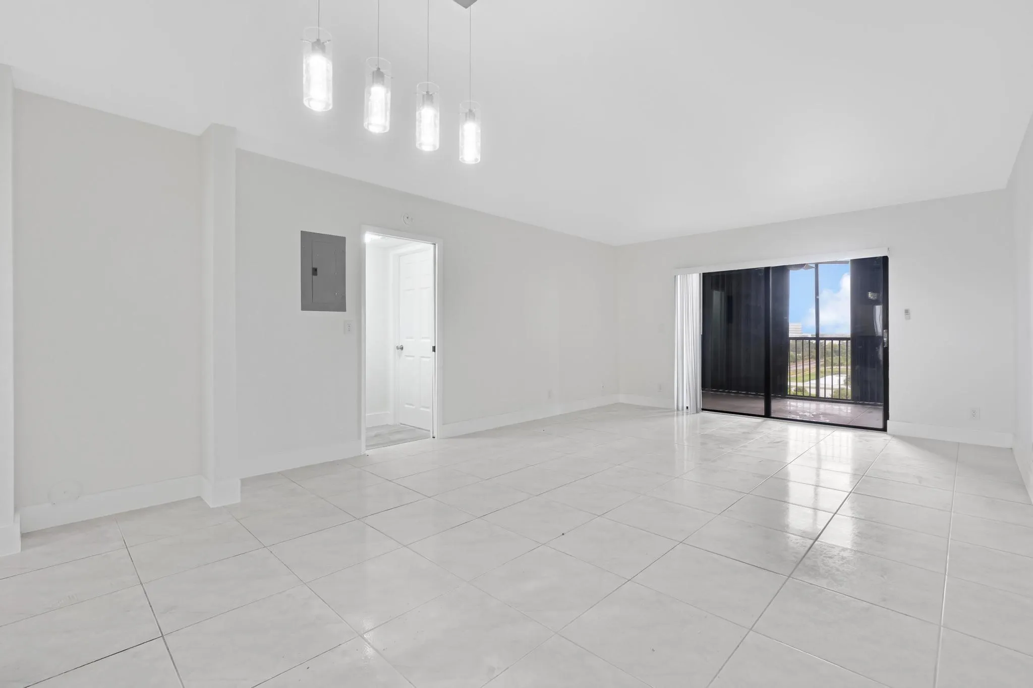 2200 S Cypress Bend Dr, #805
